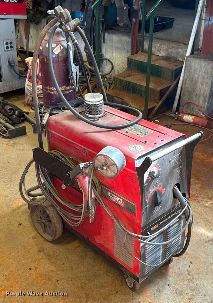 image for item DO0413 Lincoln Electric Power Mig 200 welder