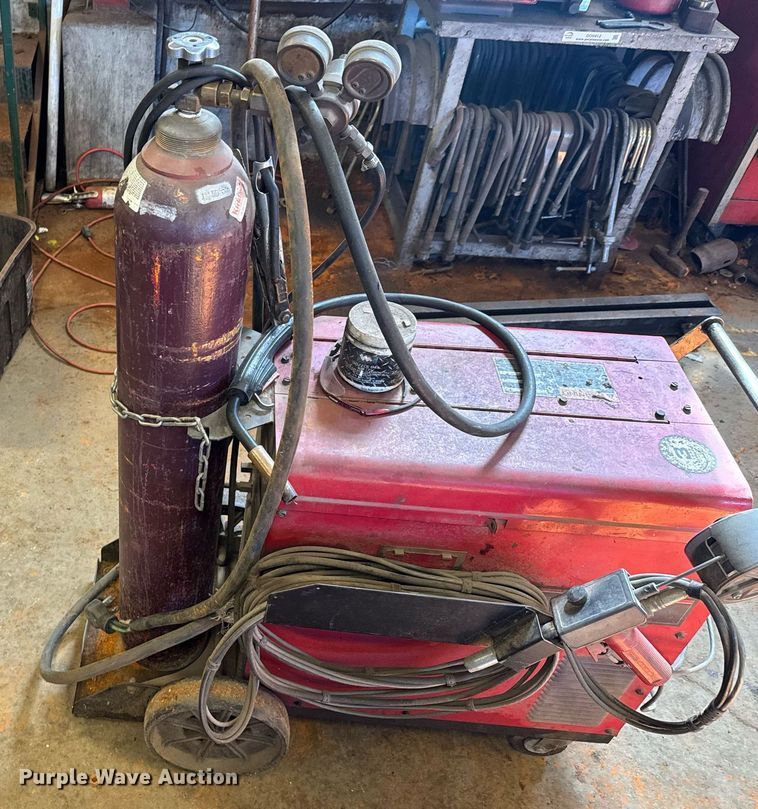 image for item DO0413 Lincoln Electric Power Mig 200 welder