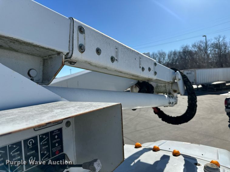 image for item DQ6586 2011 Ford F550 Super Duty bucket truck