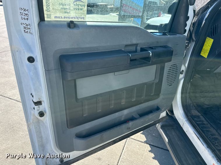 image for item DQ6586 2011 Ford F550 Super Duty bucket truck