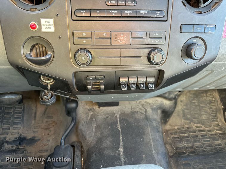 image for item DQ6586 2011 Ford F550 Super Duty bucket truck