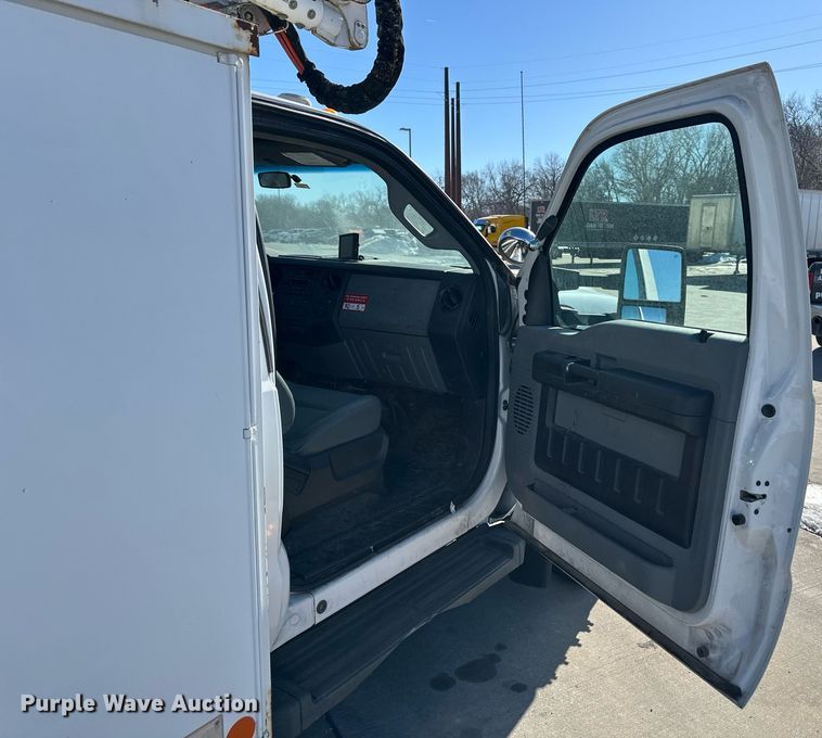 image for item DQ6586 2011 Ford F550 Super Duty bucket truck