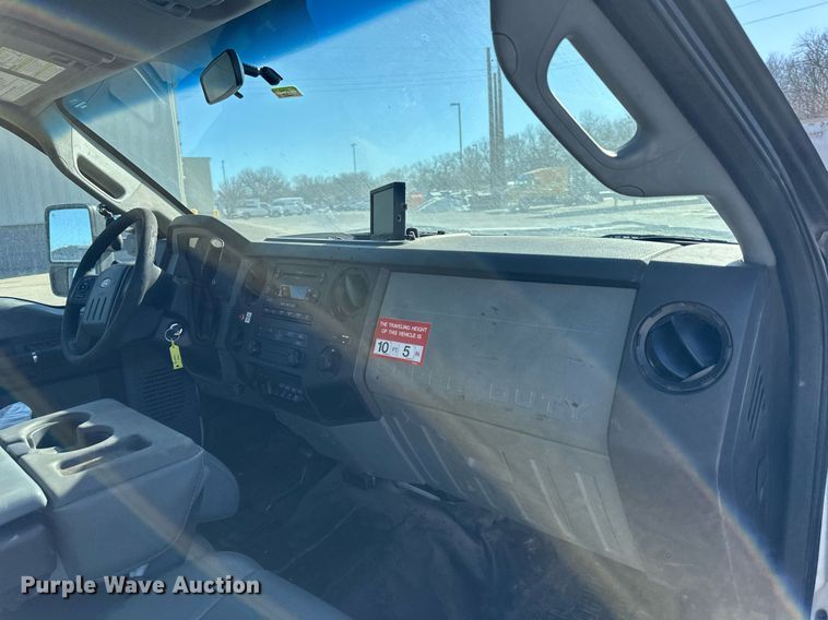 image for item DQ6586 2011 Ford F550 Super Duty bucket truck