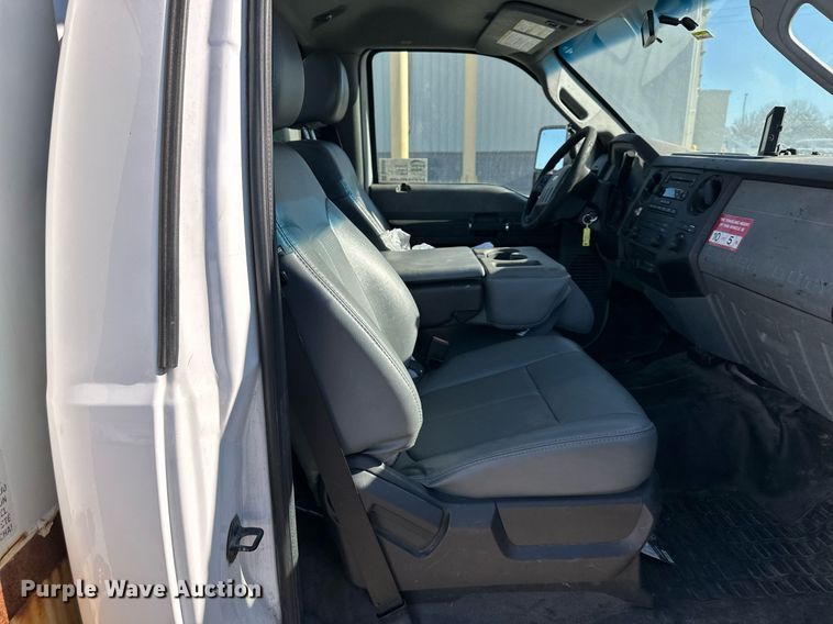 image for item DQ6586 2011 Ford F550 Super Duty bucket truck