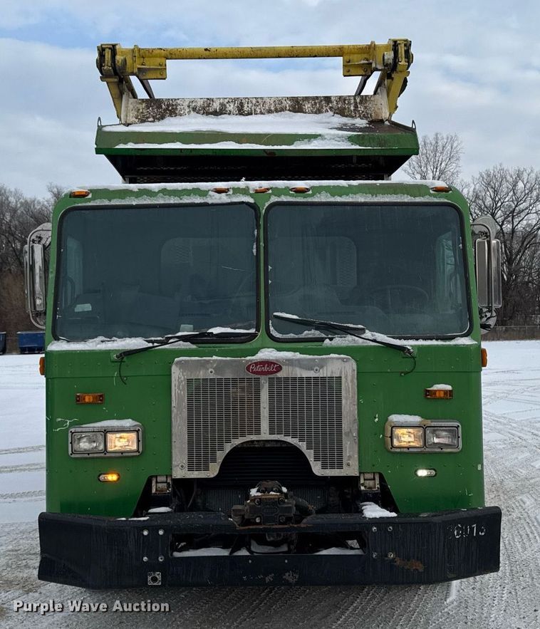 image for item DT0553 2009 Peterbilt 320 refuse truck