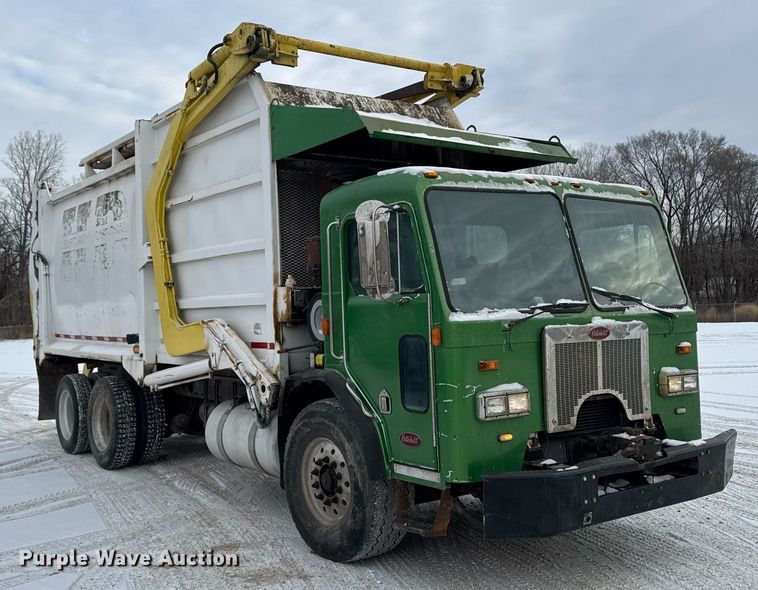 image for item DT0553 2009 Peterbilt 320 refuse truck