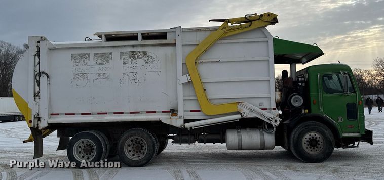 image for item DT0553 2009 Peterbilt 320 refuse truck