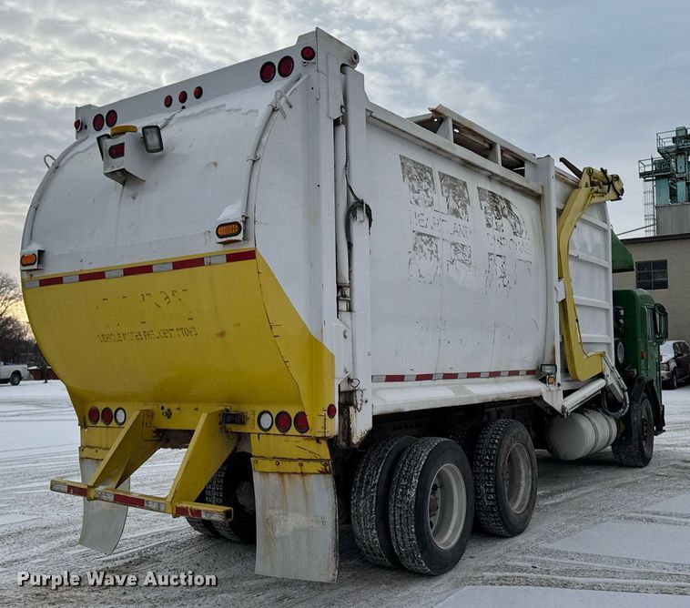 image for item DT0553 2009 Peterbilt 320 refuse truck