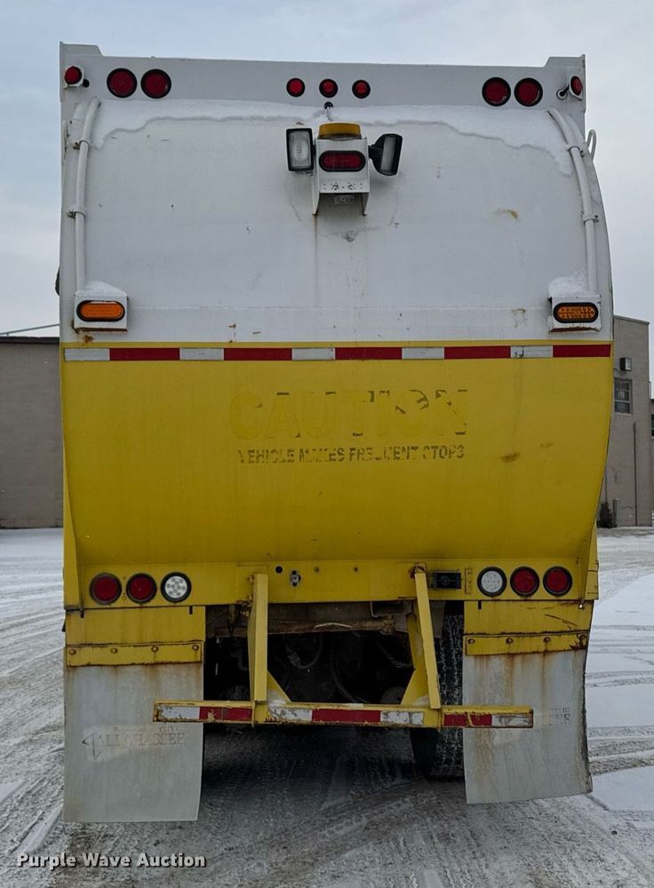 image for item DT0553 2009 Peterbilt 320 refuse truck