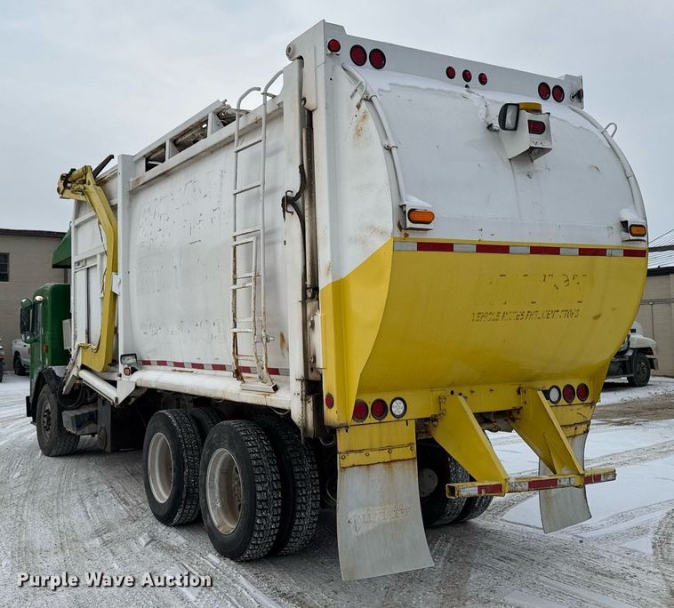 image for item DT0553 2009 Peterbilt 320 refuse truck