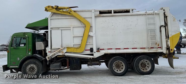 image for item DT0553 2009 Peterbilt 320 refuse truck