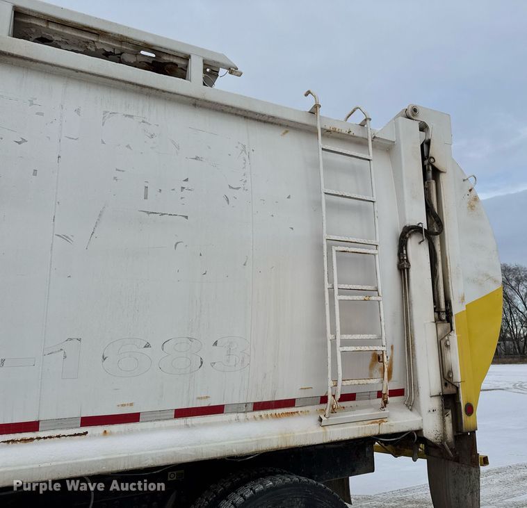 image for item DT0553 2009 Peterbilt 320 refuse truck