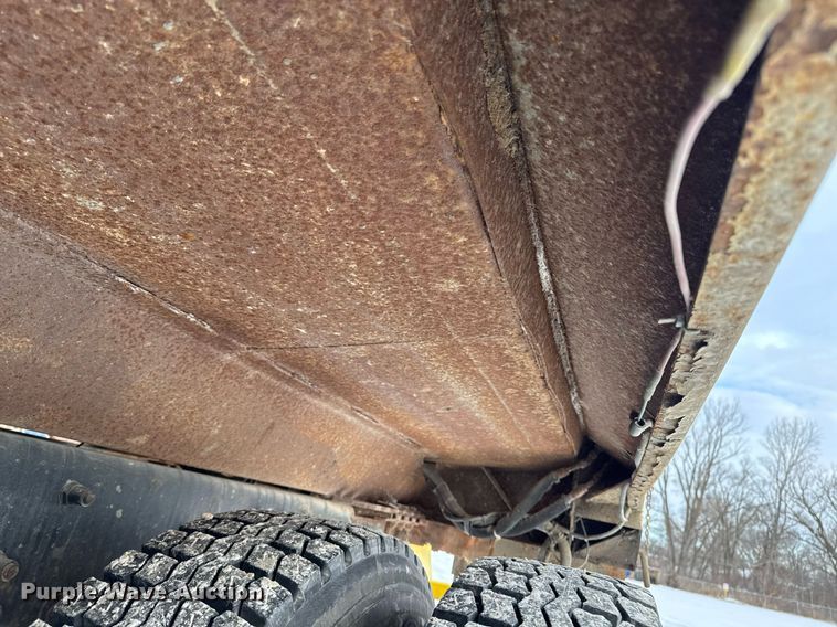 image for item DT0553 2009 Peterbilt 320 refuse truck