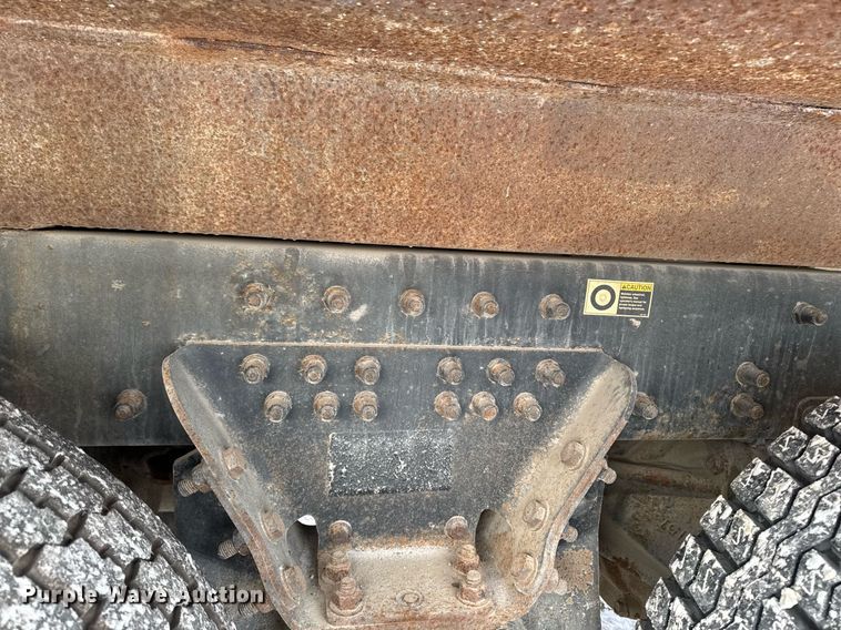 image for item DT0553 2009 Peterbilt 320 refuse truck