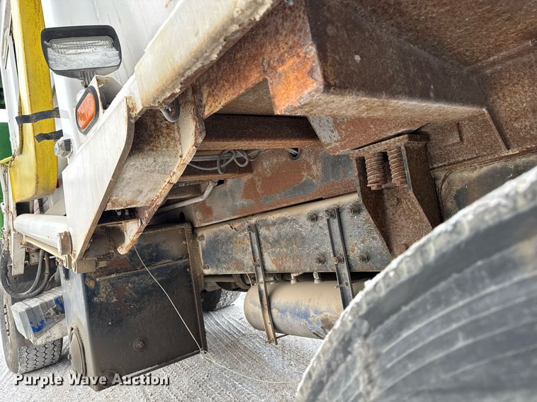 image for item DT0553 2009 Peterbilt 320 refuse truck