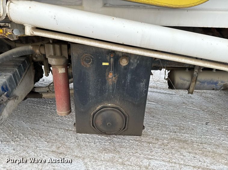 image for item DT0553 2009 Peterbilt 320 refuse truck