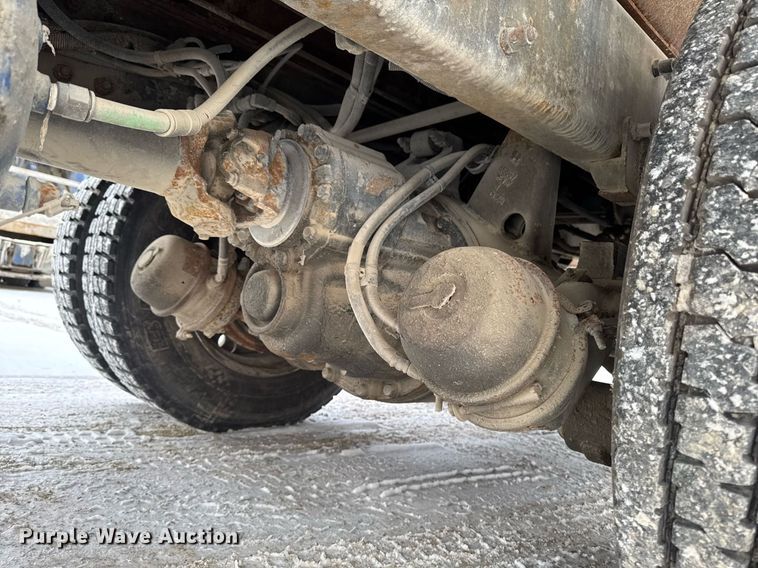 image for item DT0553 2009 Peterbilt 320 refuse truck