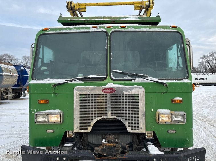 image for item DT0553 2009 Peterbilt 320 refuse truck