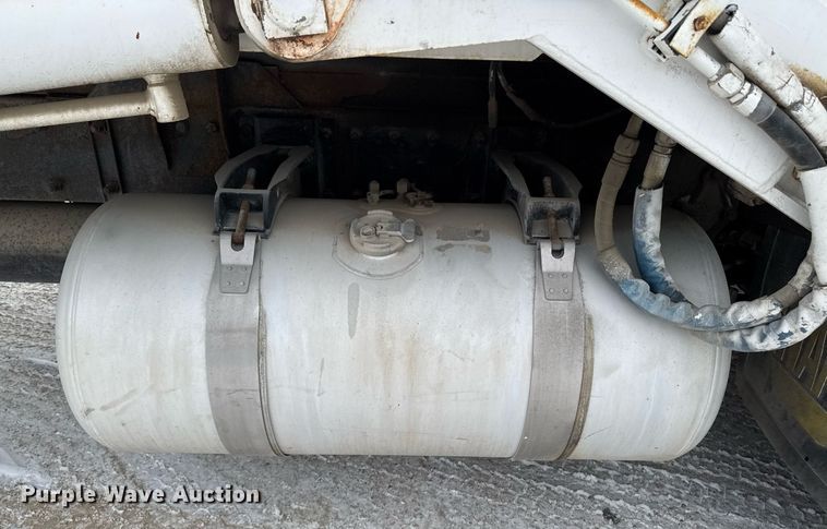 image for item DT0553 2009 Peterbilt 320 refuse truck