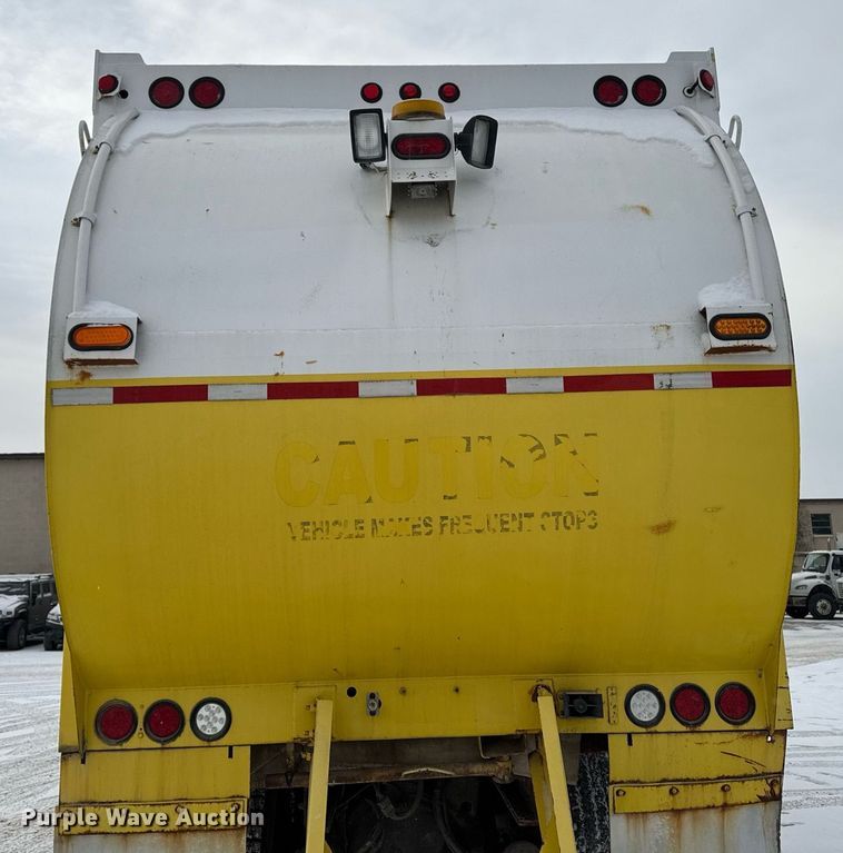 image for item DT0553 2009 Peterbilt 320 refuse truck