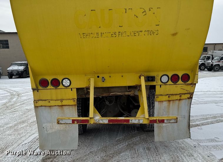 image for item DT0553 2009 Peterbilt 320 refuse truck