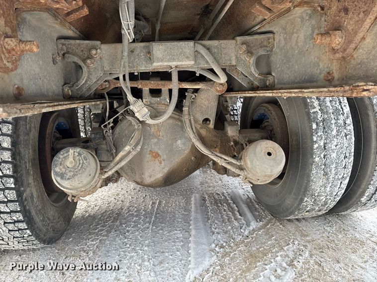 image for item DT0553 2009 Peterbilt 320 refuse truck