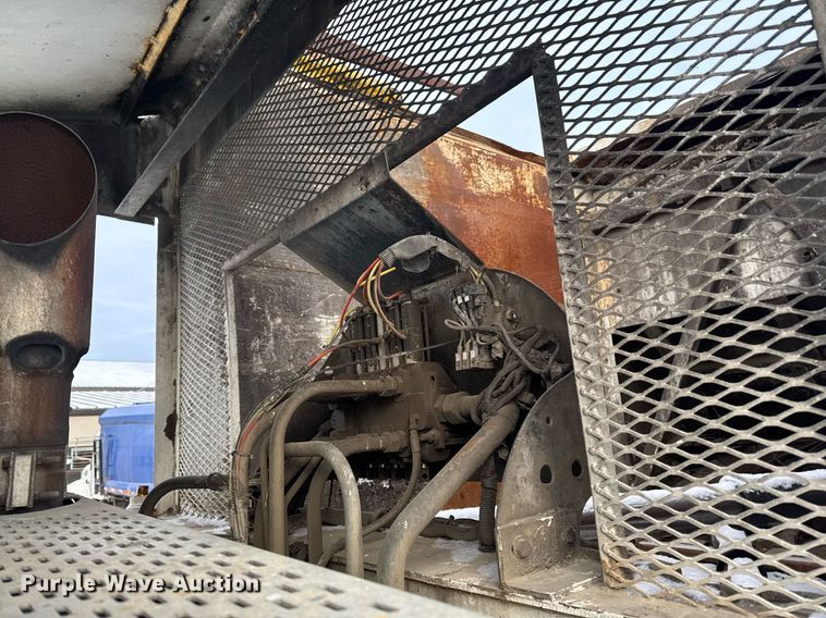 image for item DT0553 2009 Peterbilt 320 refuse truck