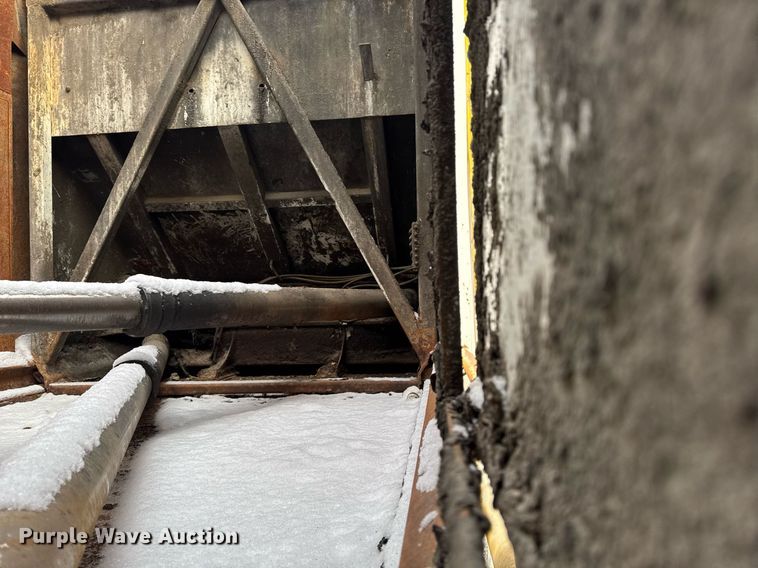 image for item DT0553 2009 Peterbilt 320 refuse truck