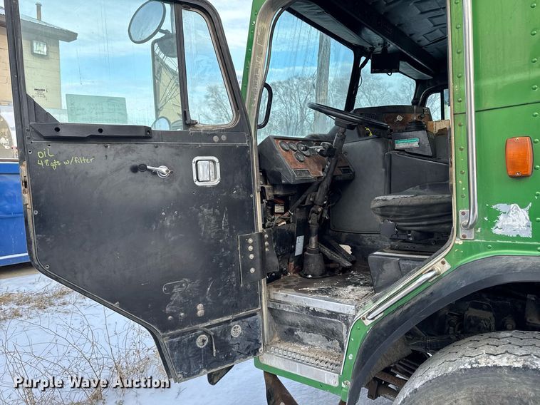 image for item DT0553 2009 Peterbilt 320 refuse truck