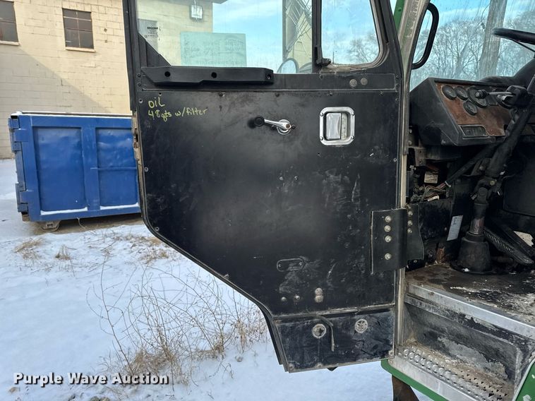 image for item DT0553 2009 Peterbilt 320 refuse truck