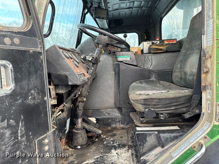 image for item DT0553 2009 Peterbilt 320 refuse truck