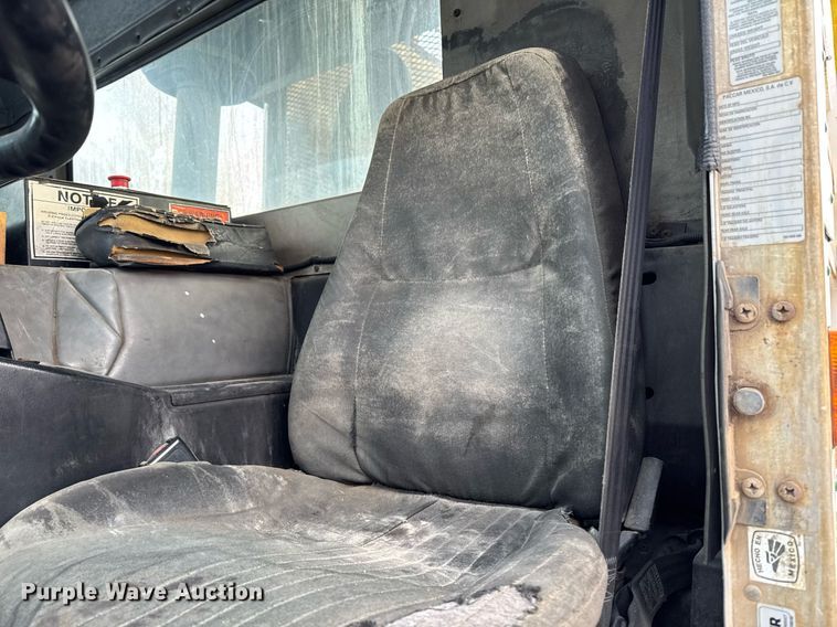 image for item DT0553 2009 Peterbilt 320 refuse truck