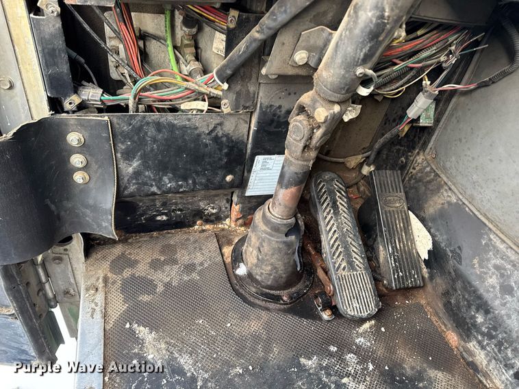 image for item DT0553 2009 Peterbilt 320 refuse truck