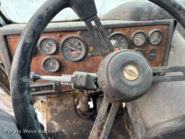 image for item DT0553 2009 Peterbilt 320 refuse truck