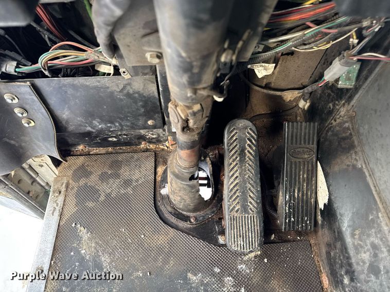 image for item DT0553 2009 Peterbilt 320 refuse truck