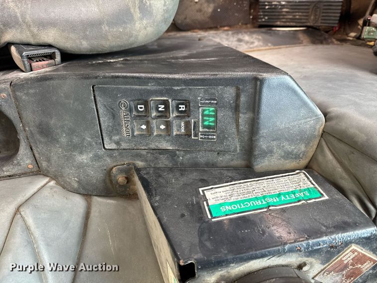 image for item DT0553 2009 Peterbilt 320 refuse truck