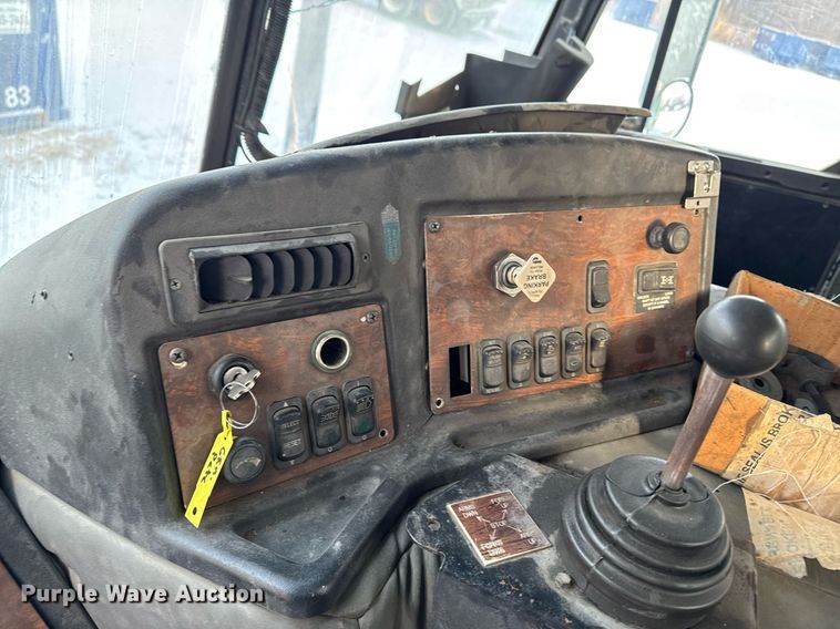 image for item DT0553 2009 Peterbilt 320 refuse truck