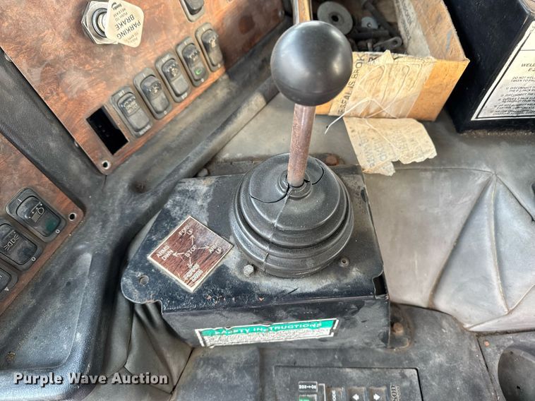 image for item DT0553 2009 Peterbilt 320 refuse truck