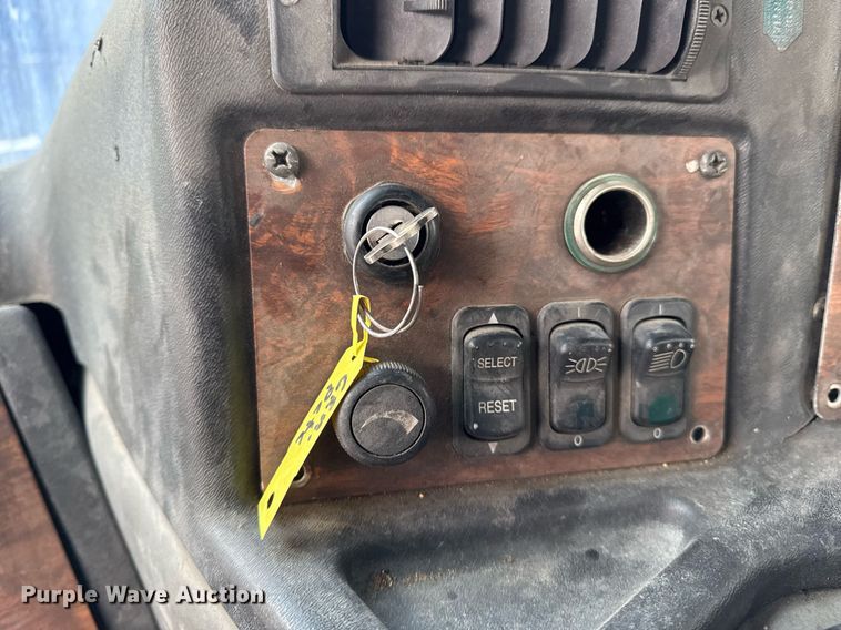 image for item DT0553 2009 Peterbilt 320 refuse truck