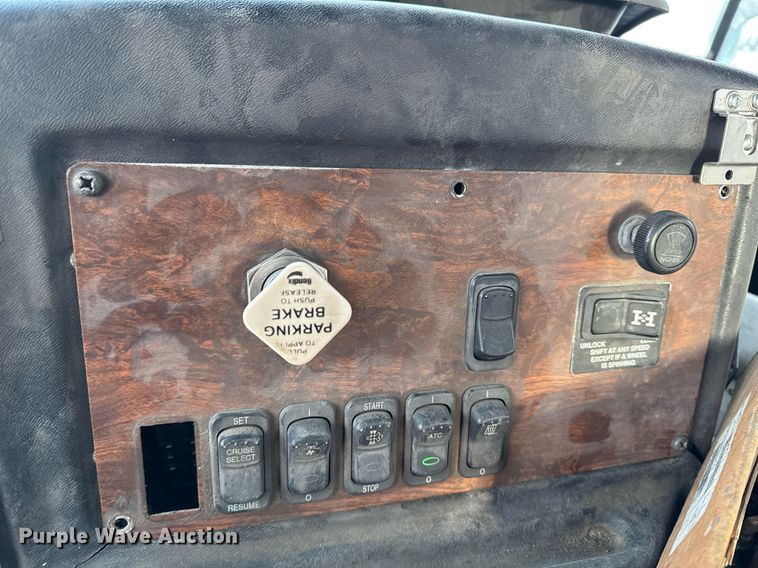 image for item DT0553 2009 Peterbilt 320 refuse truck