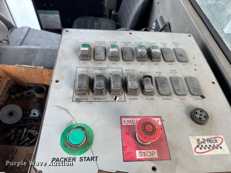 image for item DT0553 2009 Peterbilt 320 refuse truck