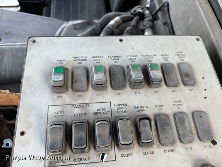 image for item DT0553 2009 Peterbilt 320 refuse truck