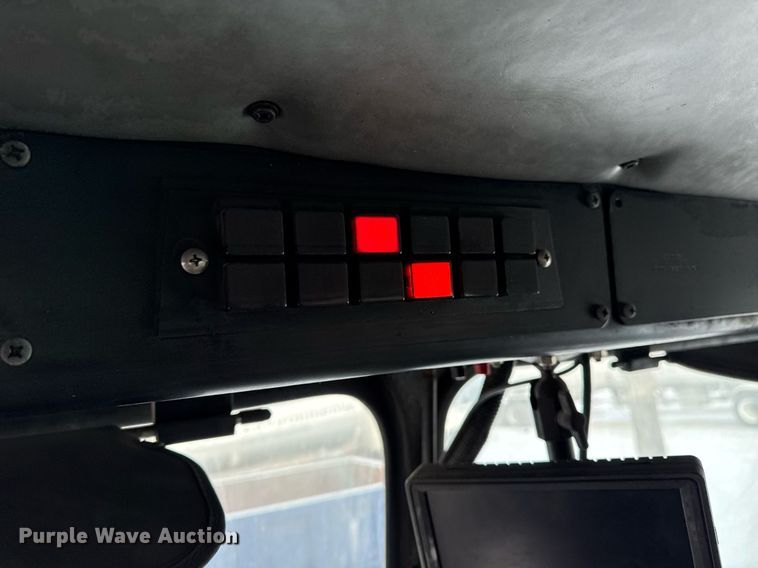 image for item DT0553 2009 Peterbilt 320 refuse truck