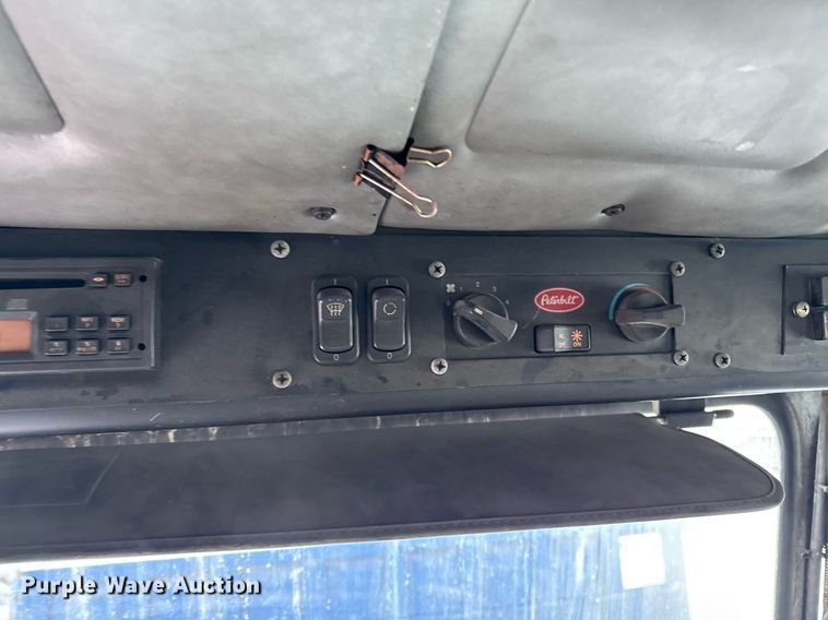 image for item DT0553 2009 Peterbilt 320 refuse truck