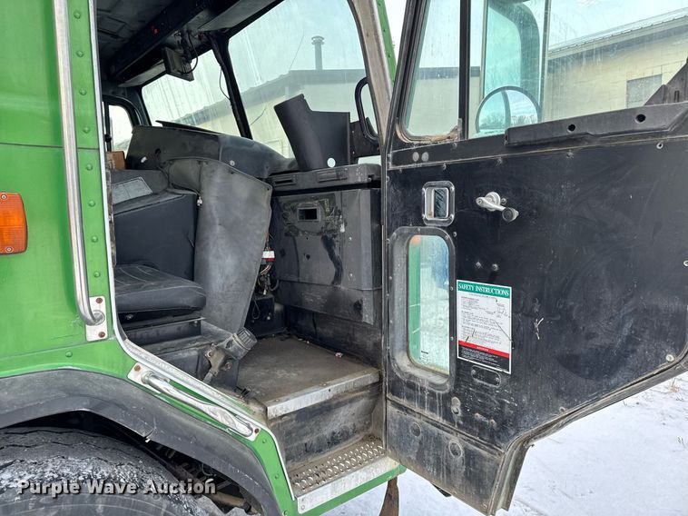 image for item DT0553 2009 Peterbilt 320 refuse truck