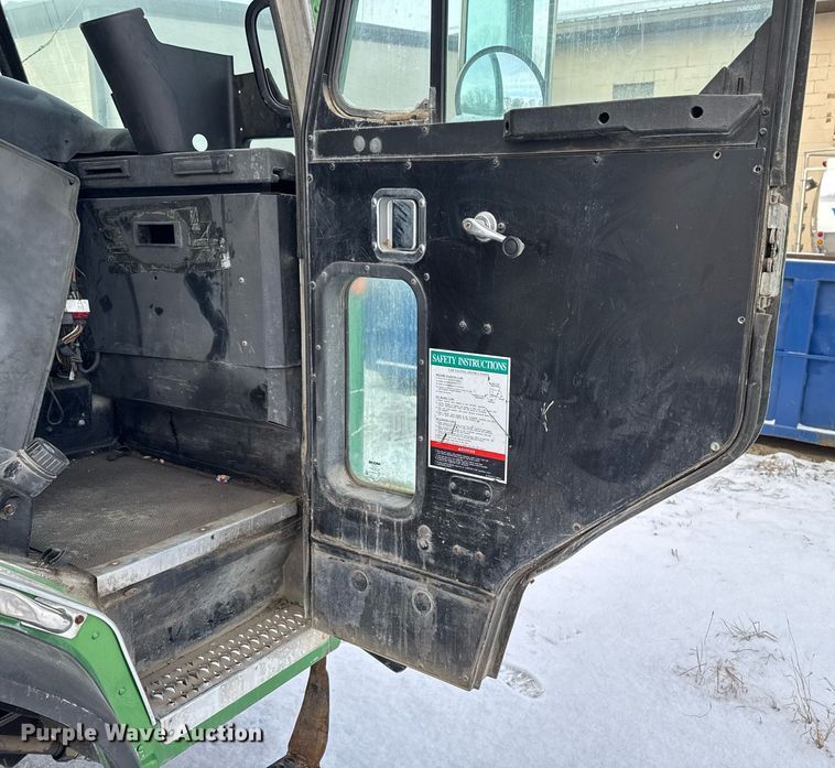 image for item DT0553 2009 Peterbilt 320 refuse truck