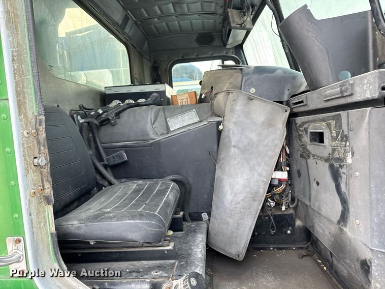 image for item DT0553 2009 Peterbilt 320 refuse truck