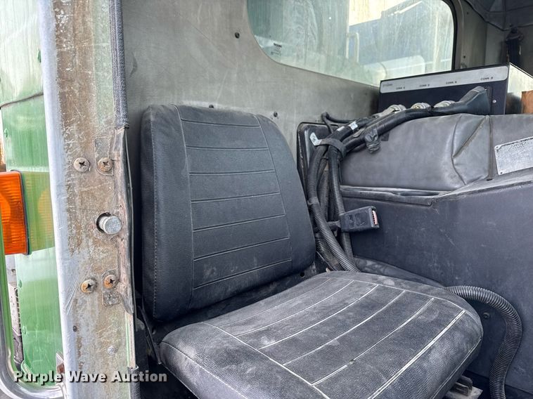 image for item DT0553 2009 Peterbilt 320 refuse truck