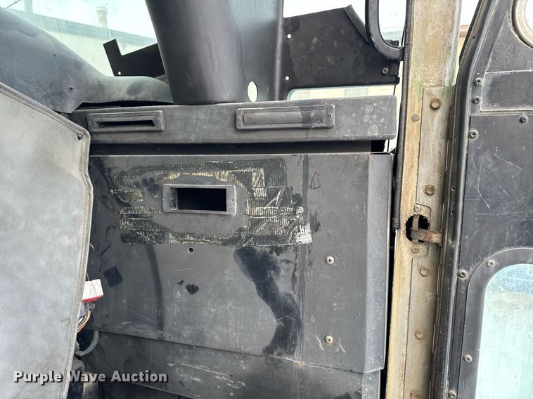 image for item DT0553 2009 Peterbilt 320 refuse truck