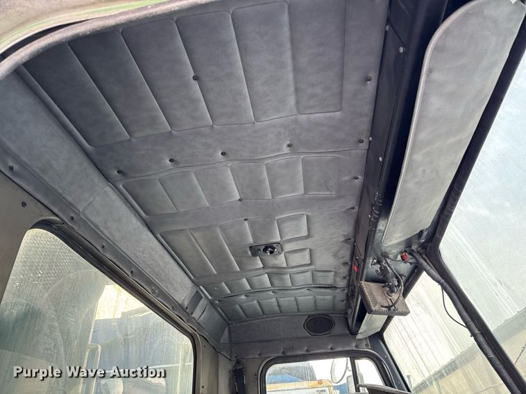 image for item DT0553 2009 Peterbilt 320 refuse truck